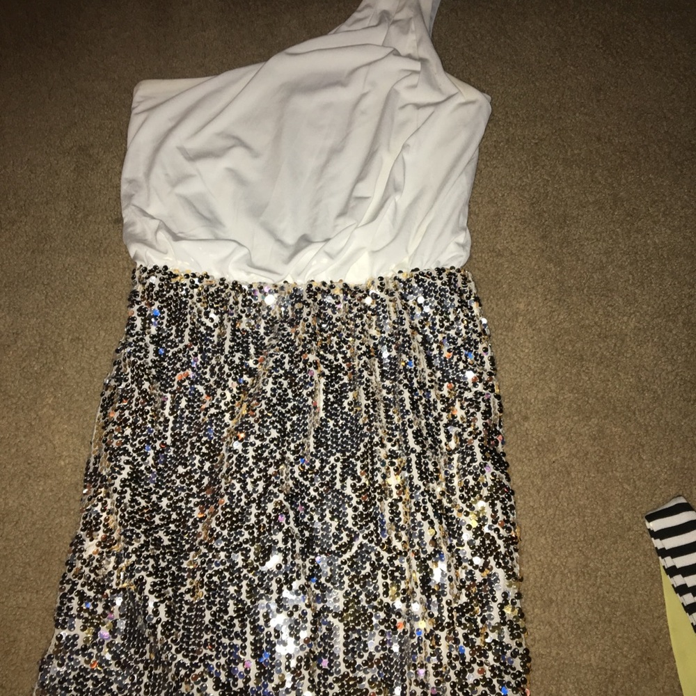 Gold sequence fitted skirt, with white top